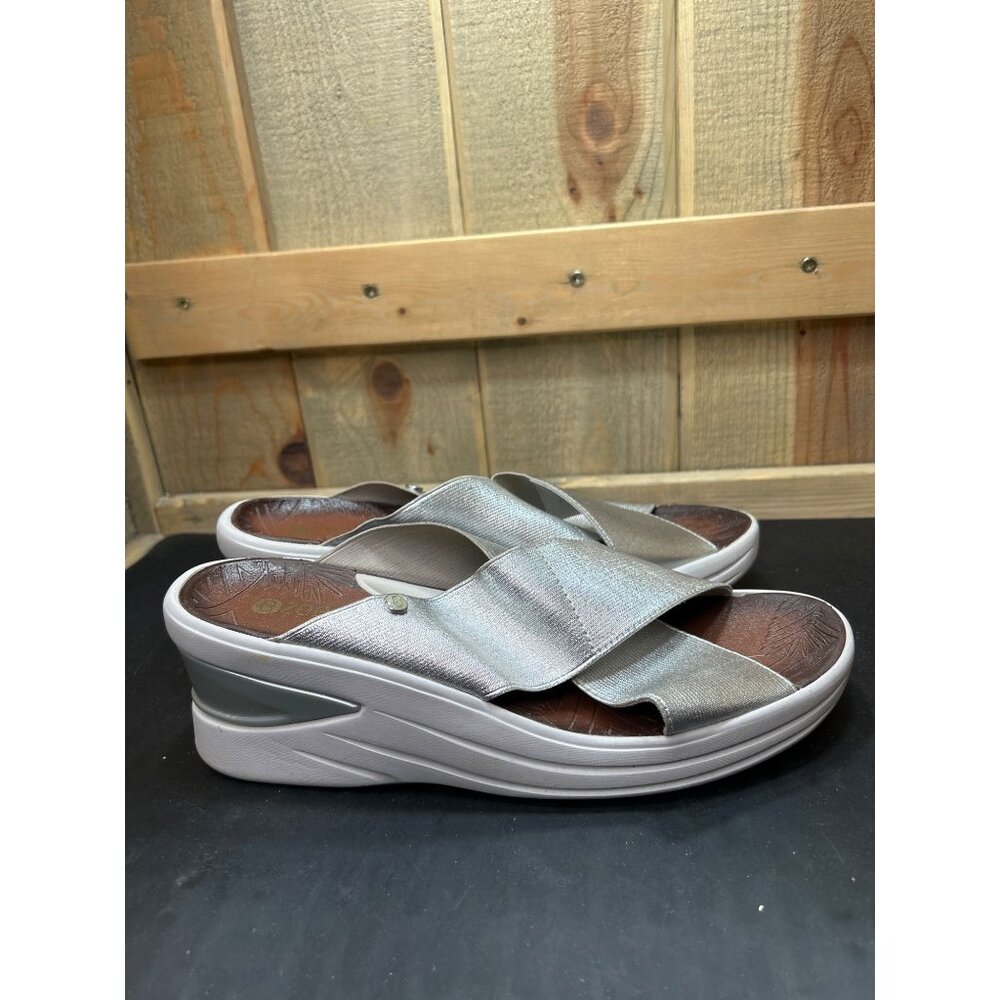 Bzees Womens Metallic Silver Cross Strap Slide Sandals Size 10 Lightweight Cushi